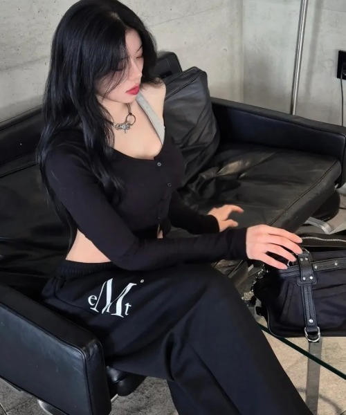 MUCENT（ムセント）の「【日本未発売/WEB限定】MUCENT(ムセント)/ユニセックス ワイド ルーズ ロゴ ジョガー スウェットパンツ/DIVISION WIDE SWEAT JOGGER PANTS（スウェットパンツ・レディース・ブラック/グレー・FREE）」の9枚目の写真