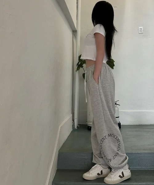 MUCENT（ムセント）の「【日本未発売/WEB限定】MUCENT(ムセント)/ユニセックス ワイド ルーズ ロゴ ジョガー スウェットパンツ/DIVISION WIDE SWEAT JOGGER PANTS（スウェットパンツ・レディース・ブラック/グレー・FREE）」の18枚目の写真