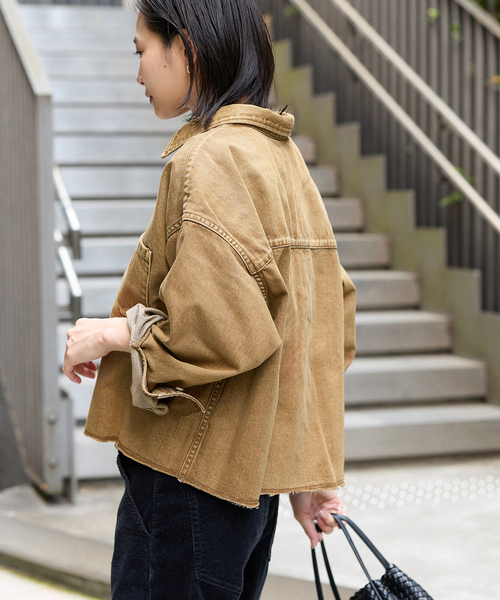 JOURNAL STANDARD（ジャーナルスタンダード）の「《追加4》ライトオンスデニムクロップドシャツ（シャツ/ブラウス・レディース・ブラック系その他/キャメル/ブルー系その他・FREE）」の3枚目の写真