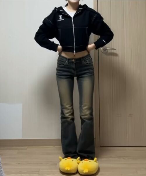 AVANDRESS（アバンドレス ）の「AV LOGO CROP HOOD ZIP-UP BLACK STITCH（パーカー・レディース・ブラック・MEDIUM/SMALL）」の2枚目の写真