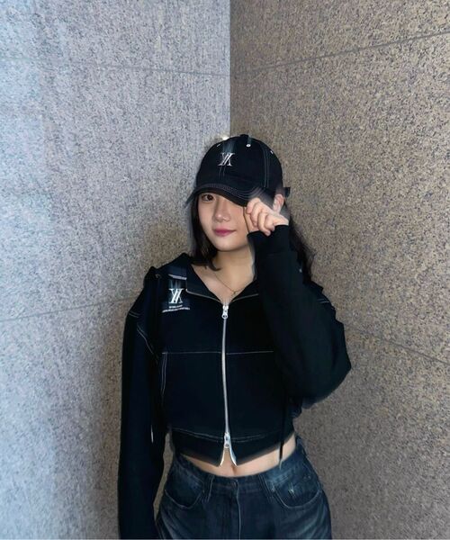 AVANDRESS（アバンドレス ）の「AV LOGO CROP HOOD ZIP-UP BLACK STITCH（パーカー・レディース・ブラック・MEDIUM/SMALL）」の3枚目の写真