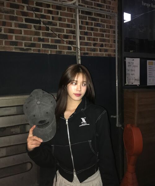 AVANDRESS（アバンドレス ）の「AV LOGO CROP HOOD ZIP-UP BLACK STITCH（パーカー・レディース・ブラック・MEDIUM/SMALL）」の5枚目の写真