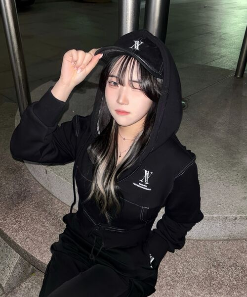 AVANDRESS（アバンドレス ）の「AV LOGO CROP HOOD ZIP-UP BLACK STITCH（パーカー・レディース・ブラック・MEDIUM/SMALL）」の8枚目の写真