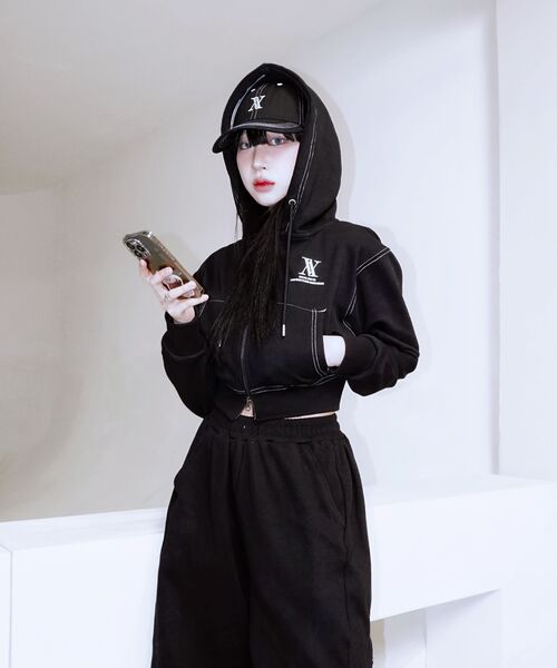 AVANDRESS（アバンドレス ）の「AV LOGO CROP HOOD ZIP-UP BLACK STITCH（パーカー・レディース・ブラック・MEDIUM/SMALL）」の9枚目の写真