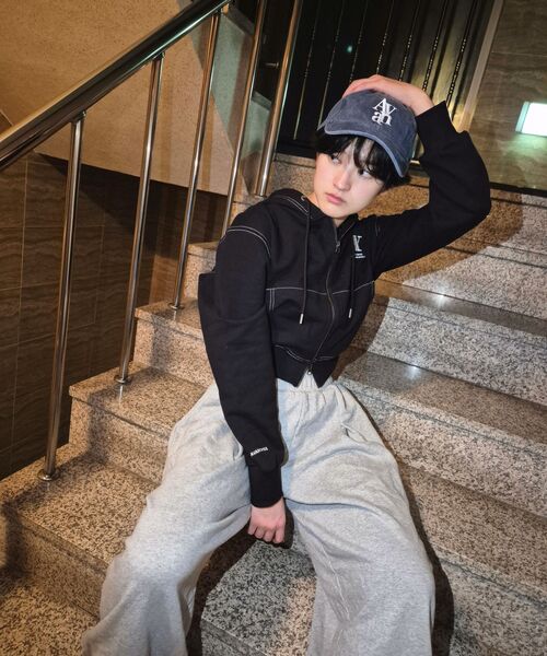AVANDRESS（アバンドレス ）の「AV LOGO CROP HOOD ZIP-UP BLACK STITCH（パーカー・レディース・ブラック・MEDIUM/SMALL）」の14枚目の写真