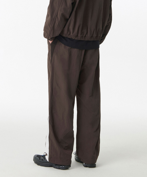 MUSINSA STANDARD（ムシンサスタンダード）の「ワイドレトロトラックパンツ[ブラウン]（スウェットパンツ・メンズ・その他・SMALL/MEDIUM/LARGE/X-LARGE/XX-LARGE）」の2枚目の写真