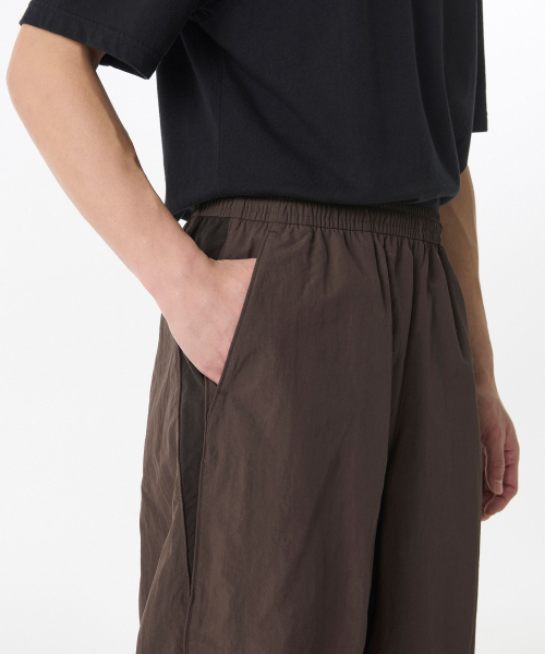 MUSINSA STANDARD（ムシンサスタンダード）の「ワイドレトロトラックパンツ[ブラウン]（スウェットパンツ・メンズ・その他・SMALL/MEDIUM/LARGE/X-LARGE/XX-LARGE）」の4枚目の写真