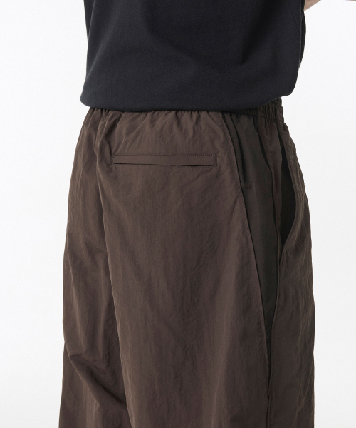 MUSINSA STANDARD（ムシンサスタンダード）の「ワイドレトロトラックパンツ[ブラウン]（スウェットパンツ・メンズ・その他・SMALL/MEDIUM/LARGE/X-LARGE/XX-LARGE）」の5枚目の写真