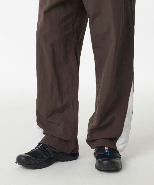 MUSINSA STANDARD（ムシンサスタンダード）の「ワイドレトロトラックパンツ[ブラウン]（スウェットパンツ・メンズ・その他・SMALL/MEDIUM/LARGE/X-LARGE/XX-LARGE）」の7枚目の写真