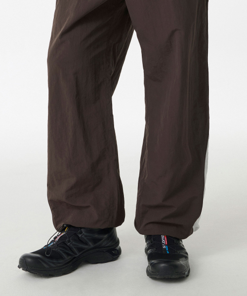 MUSINSA STANDARD（ムシンサスタンダード）の「ワイドレトロトラックパンツ[ブラウン]（スウェットパンツ・メンズ・その他・SMALL/MEDIUM/LARGE/X-LARGE/XX-LARGE）」の8枚目の写真