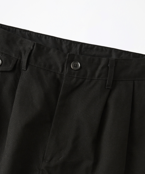 OUTSTANDING(アウトスタンディング)の「HIGH DENSITY COTTON DOUBLE PLEATED PANTS_BLACK(その他パンツ・メンズ・その他・MEDIUM/LARGE/SMALL)」の3枚目の写真