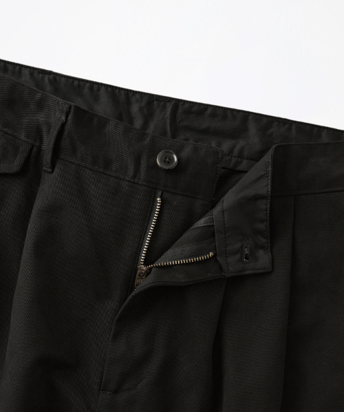 OUTSTANDING(アウトスタンディング)の「HIGH DENSITY COTTON DOUBLE PLEATED PANTS_BLACK(その他パンツ・メンズ・その他・MEDIUM/LARGE/SMALL)」の4枚目の写真