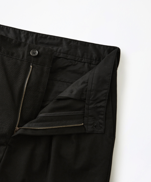 OUTSTANDING(アウトスタンディング)の「HIGH DENSITY COTTON DOUBLE PLEATED PANTS_BLACK(その他パンツ・メンズ・その他・MEDIUM/LARGE/SMALL)」の5枚目の写真