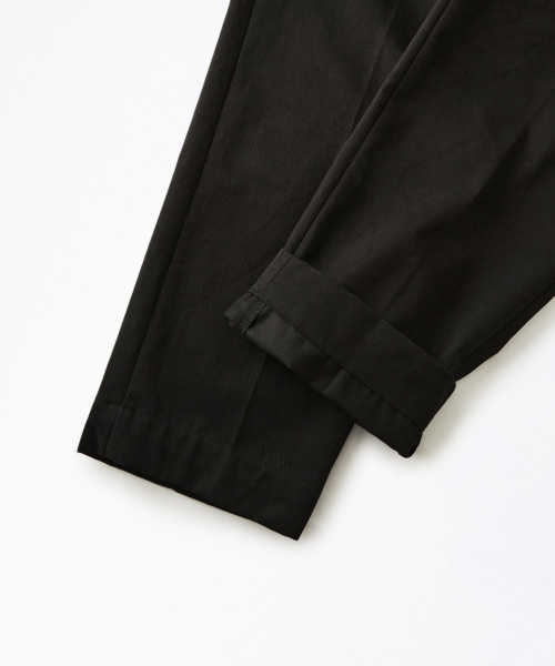 OUTSTANDING(アウトスタンディング)の「HIGH DENSITY COTTON DOUBLE PLEATED PANTS_BLACK(その他パンツ・メンズ・その他・MEDIUM/LARGE/SMALL)」の9枚目の写真