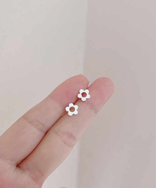 yu-ka(ユーカ)の「YU-KA:フラワーデザインミニピアス flower design mini pierce(ピアス(両耳用)・レディース・シルバー・FREE)」の1枚目の写真