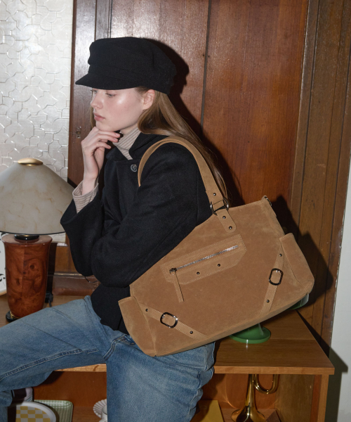 ANOETIC（アノエティック）の「ANC STUD RING BAG_SUEDE CAMEL（ショルダーバッグ・レディース・キャメル・FREE）」の2枚目の写真