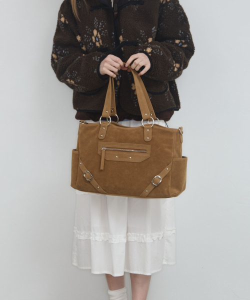 ANOETIC（アノエティック）の「ANC STUD RING BAG_SUEDE CAMEL（ショルダーバッグ・レディース・キャメル・FREE）」の3枚目の写真