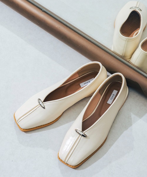 EVOL(イーボル)の「【柔らかい・22.0-25.0cm展開】スクエアメタルフラットパンプス JA5977(パンプス・レディース・ブラック/アイボリー/ベージュ・22.0cm/22.5cm/23.0cm/23.5cm/24.0cm/24.5cm/25.0cm)」の1枚目の写真