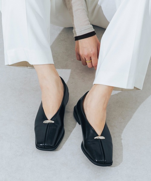 EVOL(イーボル)の「【柔らかい・22.0-25.0cm展開】スクエアメタルフラットパンプス JA5977(パンプス・レディース・ブラック/アイボリー/ベージュ・22.0cm/22.5cm/23.0cm/23.5cm/24.0cm/24.5cm/25.0cm)」の2枚目の写真