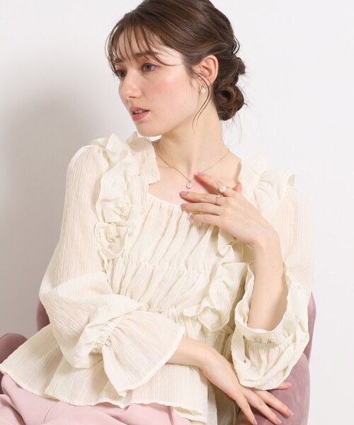 couture brooch(クチュールブローチ)の「シアーシャーリングブラウス(シャツ/ブラウス・レディース・オフホワイト/アイボリー系/ブラック・38/40)」の2枚目の写真