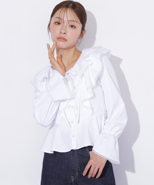 JILL by JILL STUART(ジルバイジルスチュアート)の「レーストリムラッフルブラウス(シャツ/ブラウス・レディース・ホワイト系その他/ブルー系その他・FREE)」の1枚目の写真