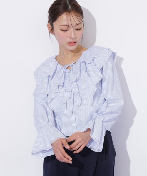 JILL by JILL STUART(ジルバイジルスチュアート)の「レーストリムラッフルブラウス(シャツ/ブラウス・レディース・ホワイト系その他/ブルー系その他・FREE)」の2枚目の写真