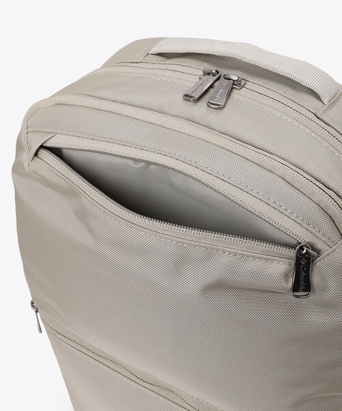 Columbia(コロンビア)の「撥水 通勤 Columbia/スターレンジ 16L スクエア バックパック(リュック)PC収納(13インチ対応)/コロンビア(バックパック/リュック・レディース・ブラック/ストーン・ONE SIZE)」の3枚目の写真