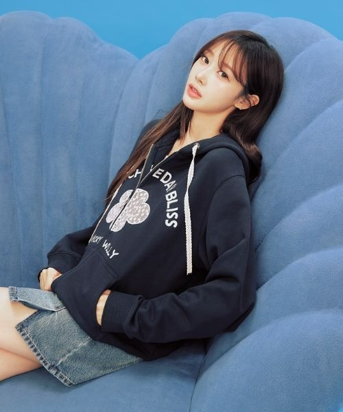 Wacky WiLLy（ワッキーウィリー）の「[GISELLEジゼル着用] WOMEN'S LILY APPLIQUE OVERFIT HOODED ZIP-UP（スウェット・レディース・ネイビー/オートミール・FREE）」の2枚目の写真