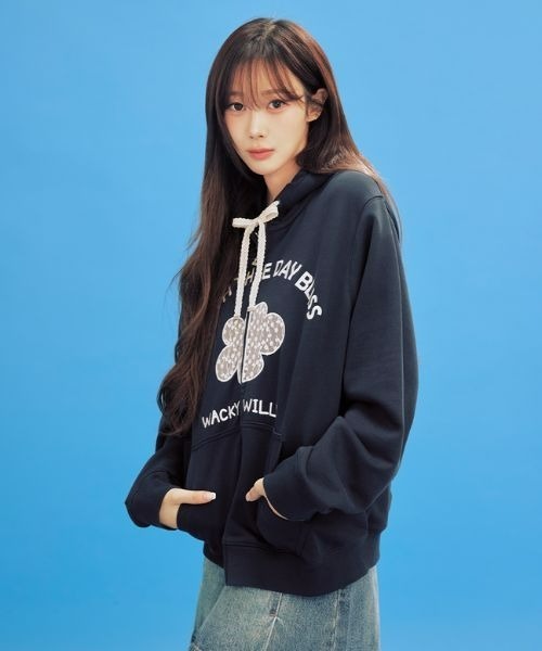 Wacky WiLLy（ワッキーウィリー）の「[GISELLEジゼル着用] WOMEN'S LILY APPLIQUE OVERFIT HOODED ZIP-UP（スウェット・レディース・ネイビー/オートミール・FREE）」の4枚目の写真