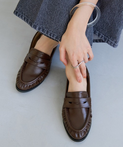 Juze（ジュゼ）の「ギャザーローファー（ローファー・レディース・ダークブラウン/ブラック・M/L）」の2枚目の写真