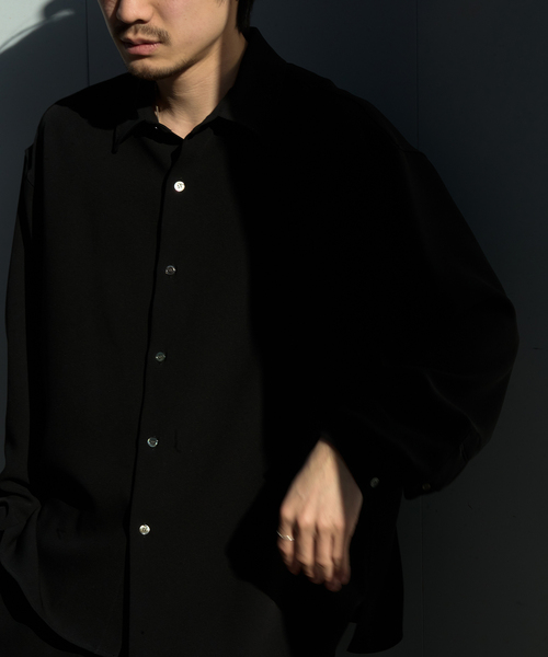 WISM(ウィズム)の「NAMELESSNESS / ネームレスネス triacetate Airy shirts(シャツ/ブラウス・メンズ・チャコールグレー/ブラック・3/2)」の1枚目の写真