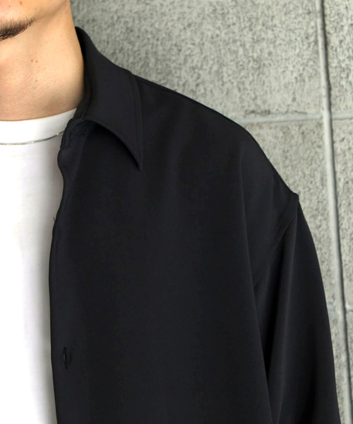 WISM(ウィズム)の「NAMELESSNESS / ネームレスネス triacetate Airy shirts(シャツ/ブラウス・メンズ・チャコールグレー/ブラック・3/2)」の4枚目の写真