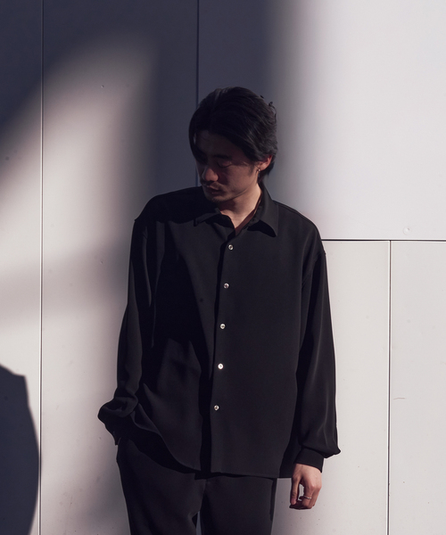 WISM(ウィズム)の「NAMELESSNESS / ネームレスネス triacetate Airy shirts(シャツ/ブラウス・メンズ・チャコールグレー/ブラック・3/2)」の6枚目の写真