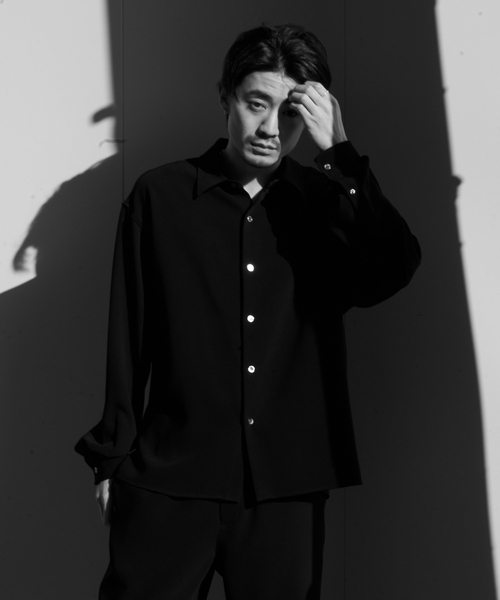 WISM(ウィズム)の「NAMELESSNESS / ネームレスネス triacetate Airy shirts(シャツ/ブラウス・メンズ・チャコールグレー/ブラック・3/2)」の7枚目の写真