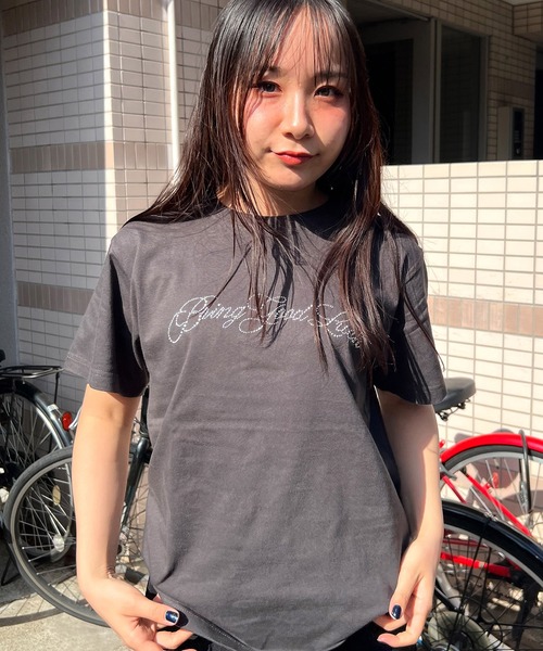 BGL(ビージーエル)の「SCRIPT LOGO TEE / ラインストーン / キラキラ / スタッズ / スクリプトロゴ / 筆記体 半袖Tシャツ(Tシャツ/カットソー・レディース・チャコールグレー/ブラック/パープル/ホワイト系2/ホワイト系1/ライトピンク・L/XS/M/S)」の1枚目の写真