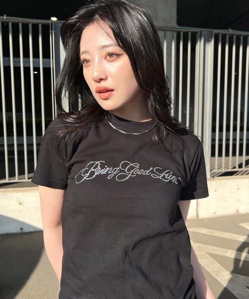 BGL(ビージーエル)の「SCRIPT LOGO TEE / ラインストーン / キラキラ / スタッズ / スクリプトロゴ / 筆記体 半袖Tシャツ(Tシャツ/カットソー・レディース・チャコールグレー/ブラック/パープル/ホワイト系2/ホワイト系1/ライトピンク・L/XS/M/S)」の4枚目の写真