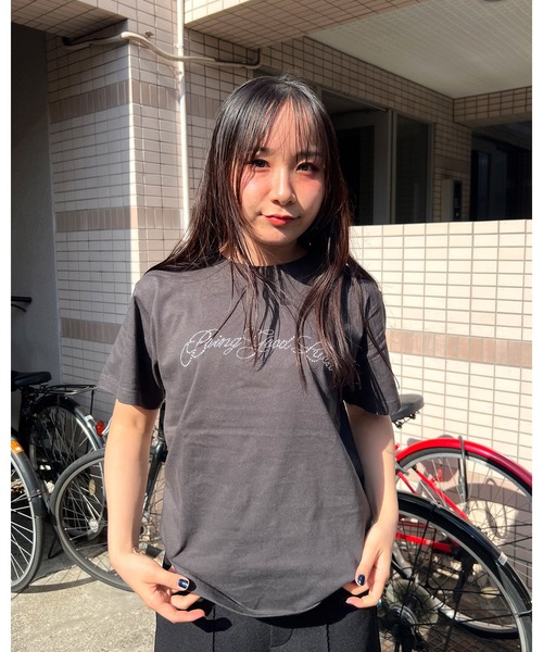 BGL(ビージーエル)の「SCRIPT LOGO TEE / ラインストーン / キラキラ / スタッズ / スクリプトロゴ / 筆記体 半袖Tシャツ(Tシャツ/カットソー・レディース・チャコールグレー/ブラック/パープル/ホワイト系2/ホワイト系1/ライトピンク・L/XS/M/S)」の7枚目の写真