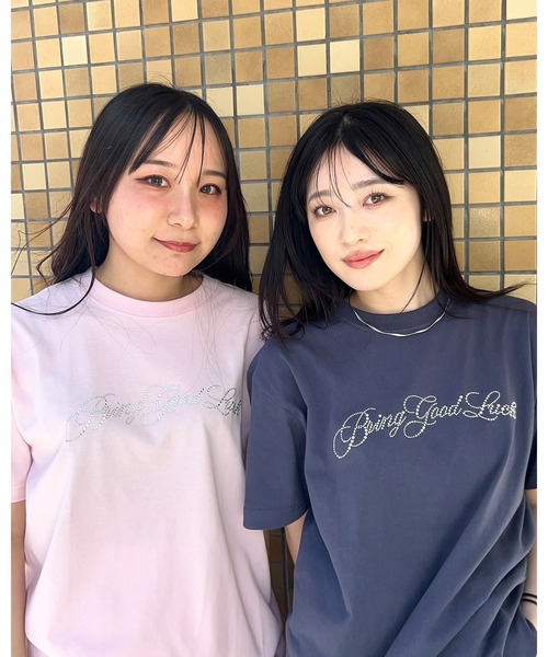 BGL(ビージーエル)の「SCRIPT LOGO TEE / ラインストーン / キラキラ / スタッズ / スクリプトロゴ / 筆記体 半袖Tシャツ(Tシャツ/カットソー・レディース・チャコールグレー/ブラック/パープル/ホワイト系2/ホワイト系1/ライトピンク・L/XS/M/S)」の18枚目の写真