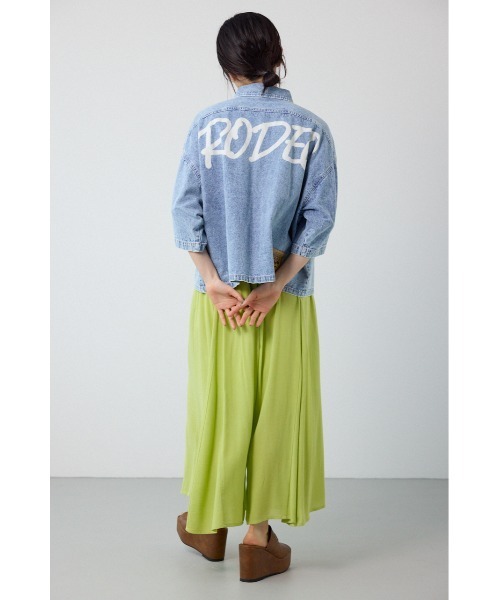 RODEO CROWNS WIDE BOWL（ロデオクラウンズワイドボウル）の「デニムワイドシャツ（シャツ/ブラウス・レディース・ブルー/ブラック/ライトブルー・FREE）」の9枚目の写真