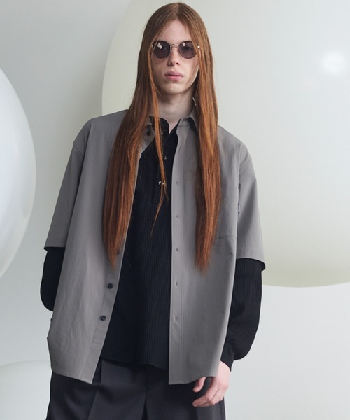MAISON SPECIAL(メゾンスペシャル)の「《UNISEX》【PERTEX】Regular Collar Prime-Over Short Sleeve Shirt/【パーテックス】レギュラーカラープライムオーバーショートスリーブシャツ【MAISON SPECIAL/メゾンスペシャル】■セットアップ対応■(シャツ/ブラウス・メンズ・グレー/チャコールグレー/ブラック・0/1/2)」の1枚目の写真