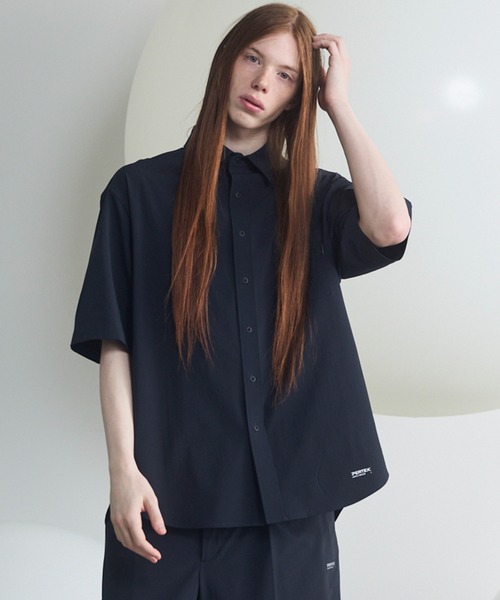MAISON SPECIAL(メゾンスペシャル)の「《UNISEX》【PERTEX】Regular Collar Prime-Over Short Sleeve Shirt/【パーテックス】レギュラーカラープライムオーバーショートスリーブシャツ【MAISON SPECIAL/メゾンスペシャル】■セットアップ対応■(シャツ/ブラウス・メンズ・グレー/チャコールグレー/ブラック・0/1/2)」の2枚目の写真