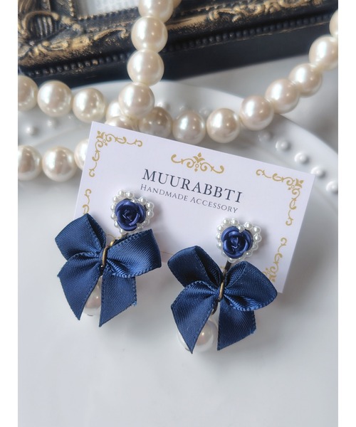 tone(トーン)の「【MUURABBTI】薔薇とハートのネイビーイヤリング(MA)(イヤリング・レディース・ブルー・FREE)」の1枚目の写真