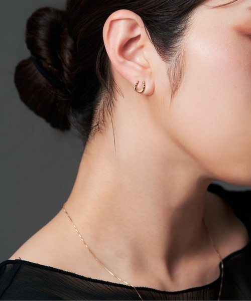 Jewel closet by L&Co.(ジュエルクローゼットバイエルアンドコー)の「K18 馬蹄/ホースシュー ピアス(ピアス(両耳用)・レディース・イエローゴールド・FREE)」の4枚目の写真