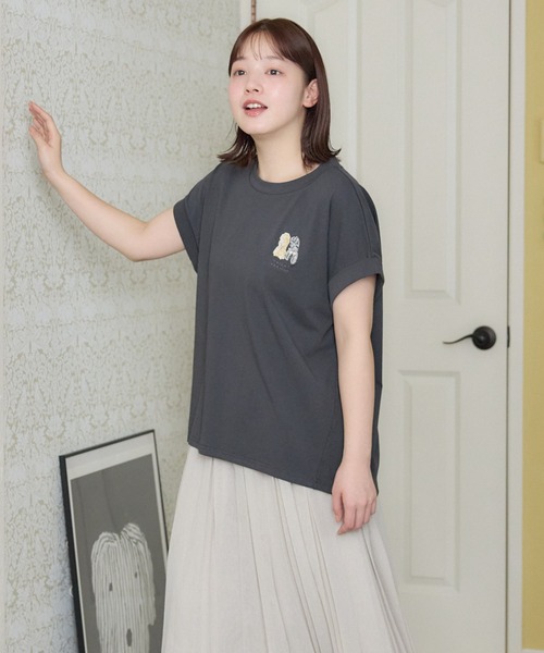 meeny miny(ミーニーマイニー)の「【メゾンテリア】ふわふわメレンゲワンちゃんTシャツ(Tシャツ/カットソー・レディース・グレイッシュベージュ/チャコールグレー/ホワイト・S-M/M-L)」の1枚目の写真