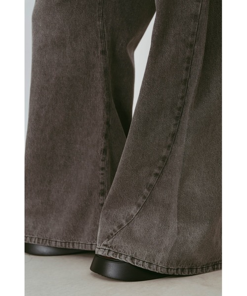 Knuth Marf(クヌースマーフ)の「wide bell-bottom denim pants(デニムパンツ・レディース・ブラウン/ブラック/グレー・X-SMALL/SMALL/MEDIUM)」の17枚目の写真