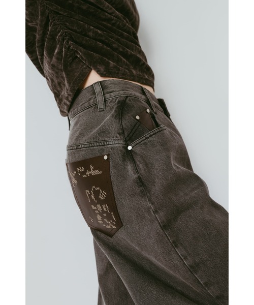 Knuth Marf(クヌースマーフ)の「wide bell-bottom denim pants(デニムパンツ・レディース・ブラウン/ブラック/グレー・X-SMALL/SMALL/MEDIUM)」の20枚目の写真