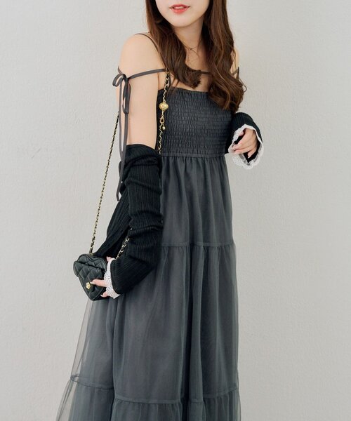 continuer de NICE CLAUP(コンティニューデナイスクラップ)の「【continuer】シャーリングキラキラキャミワンピ(ワンピース・レディース・チャコールグレー/アイボリー・FREE)」の20枚目の写真