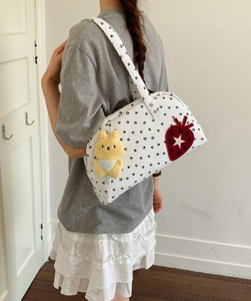 gossip!ロサンゼルス(ゴシップロサンゼルス)の「【Y2Kガーリー】レトロポップ大容量アニマル肉球フットプリントトートバッグ(チャーム付き)(トートバッグ・レディース・ブラック/ホワイト/ライトイエロー・FREE)」の2枚目の写真