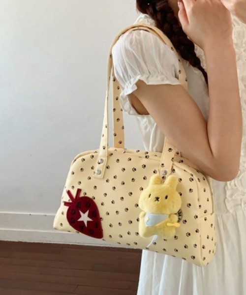 gossip!ロサンゼルス(ゴシップロサンゼルス)の「【Y2Kガーリー】レトロポップ大容量アニマル肉球フットプリントトートバッグ(チャーム付き)(トートバッグ・レディース・ブラック/ホワイト/ライトイエロー・FREE)」の4枚目の写真