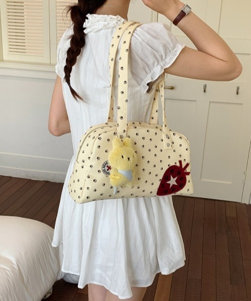 gossip!ロサンゼルス(ゴシップロサンゼルス)の「【Y2Kガーリー】レトロポップ大容量アニマル肉球フットプリントトートバッグ(チャーム付き)(トートバッグ・レディース・ブラック/ホワイト/ライトイエロー・FREE)」の8枚目の写真